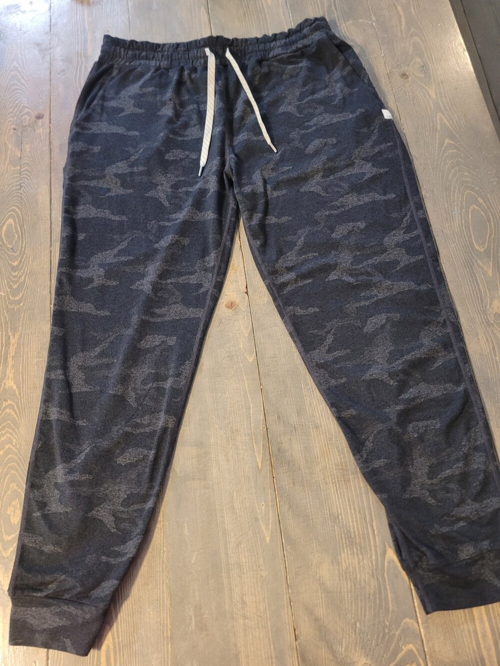 Vuori Performance Joggers Camo Charcoal Gray Drawstring Cropped Women's Medium